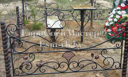 Ритуальная ограда с применением горячей ковки. Выполнена под заказ.