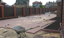 Процесс укладки тротуарной плитки в городе Минске. Заказ выполняется с материалами заказчика.