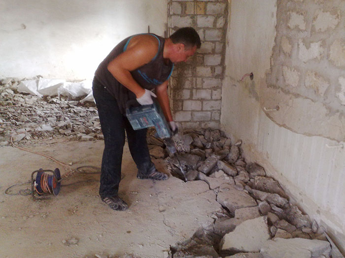 Демонтаж стяжки пола в Минске: стоимость работ. Услуги демонтажа цементной стяжки в Беларуси